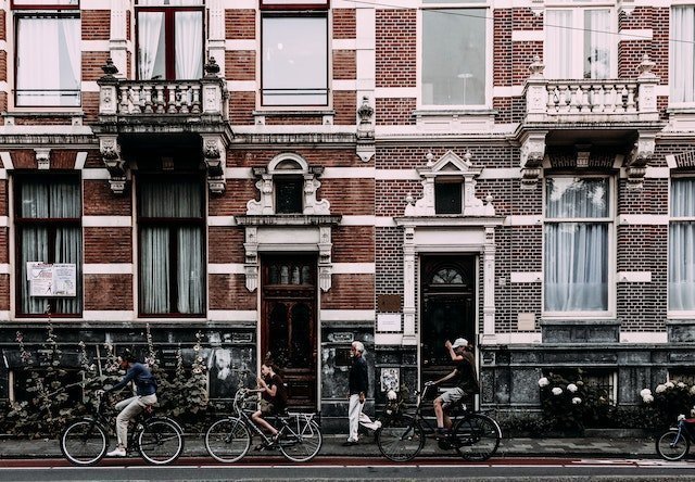 Modern cities use bicycles more than cars and buses